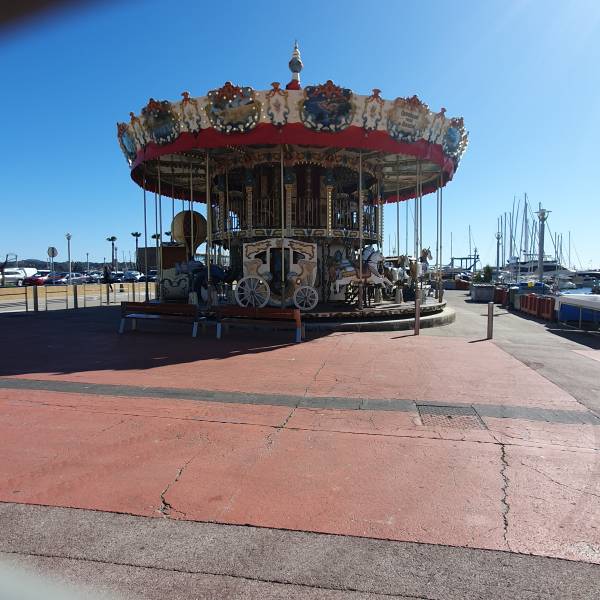 réserver un gite pour le marché italien sur le port de Bandol en juin 2025