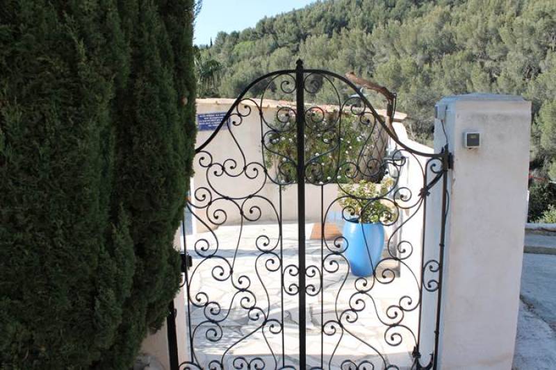 louer un gite climatisé à Bandol en septembre avec piscine chauffée et parking sécurisé