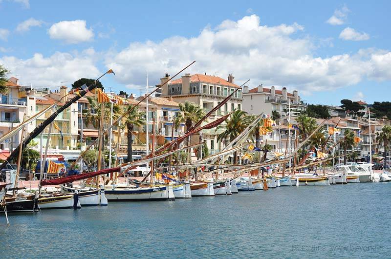 vacances à Bandol tout près du port et des plages de sable en juin