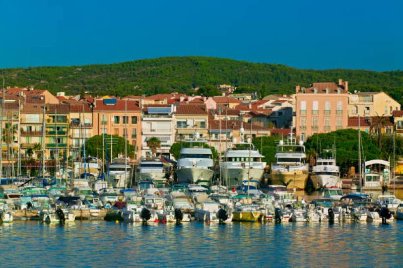 Location d'appartement de vacances avec piscine près de Bandol dans le département du Var (83)