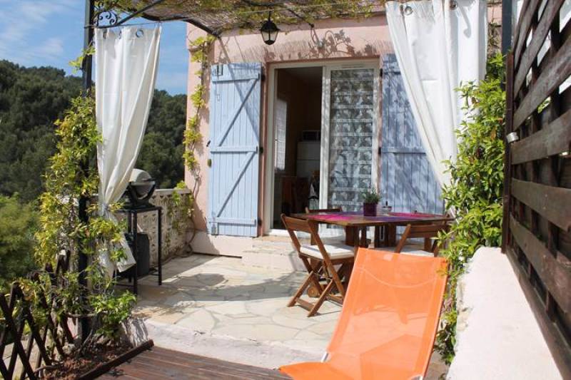 Gîte tout confort avec terrasse privative et piscine à proximité de Sanary sur mer 